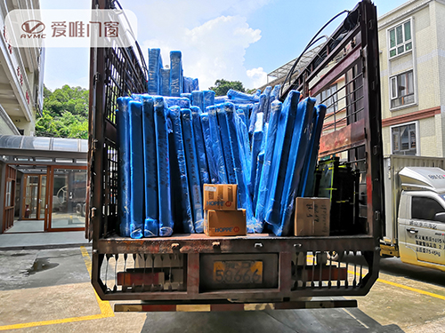 愛唯門窗產品裝車圖