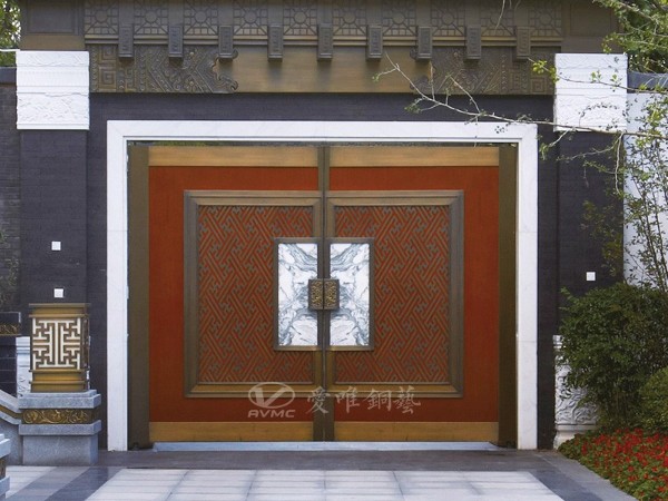 隨著人們的發展銅門深受現代人的喜愛